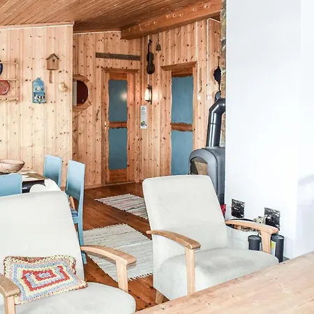 2 Bedroom Beautiful In Casa de Férias *